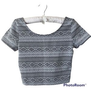 H&M Divided Crop Top Scoop Neck Short Sleeve Black and White Geometric Small